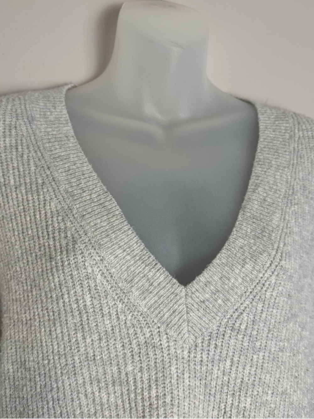 Halogen Light Gray Ribbed V-Neck Sweater Size Small - Picture 4 of 9